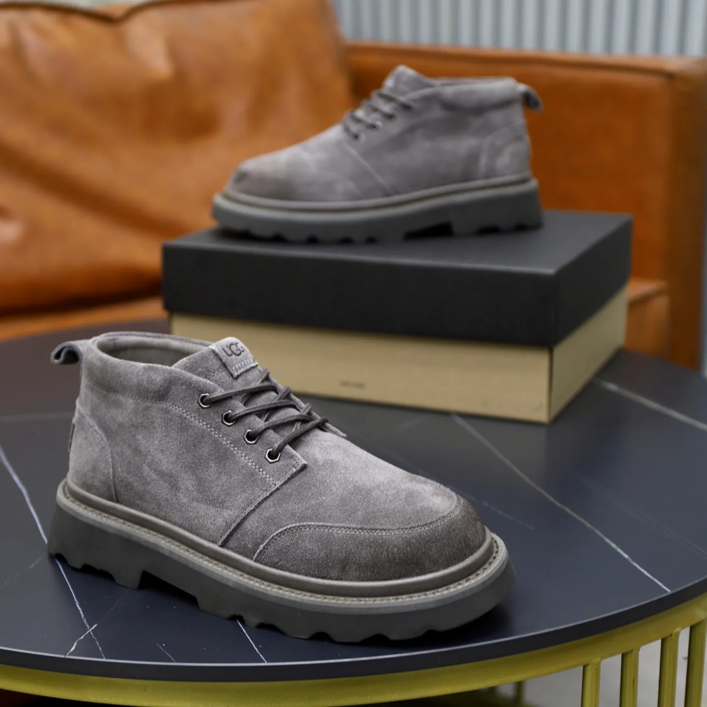 Ex-factory price: 640💰Thick wool imported from Australia Brand: UGG genuine purchasing agent Size: 39-45 Grade: Official website 1:1 Material: First layer of genuine leather waterproof and antifreeze upper Real wool lining Original non-slip soft wear-resistant outsole Style category: Men's casual shoes Trendy style Comfortable on the feet Color: Official website color synchronization